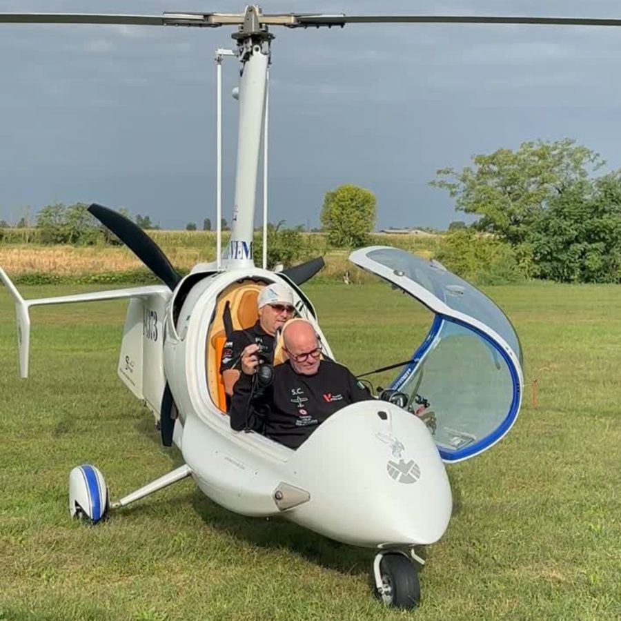 L'autogiro della scuola con istruttore e allievo a bordo, sul prato del campo volo