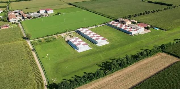 Il Campo Volo S. Lucia visto dall'alto: la pista in erba, gli hangar e la club house