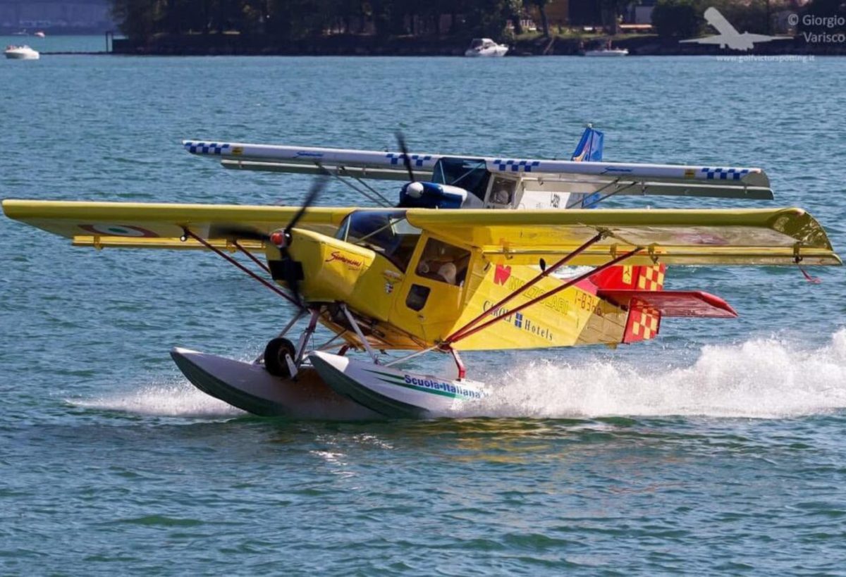 Idrovolante ultraleggero giallo in ammaraggio sul lago